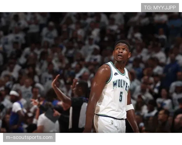 瞬间记录：爱德华兹隔扣后的霸气凝视，点燃标靶中心