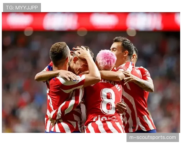 终场瞬间：保级关键战绝杀后，加的斯全队冲入场内拥抱门将