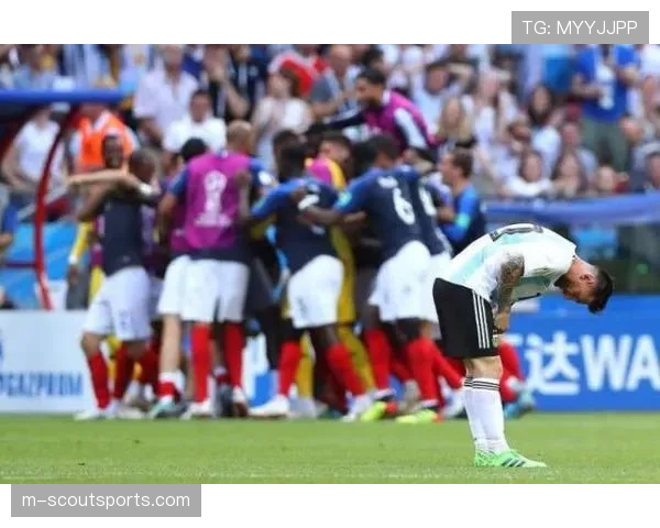 意大利球迷破防怒砸足协总部，抗议国家队连续三届无缘世界杯